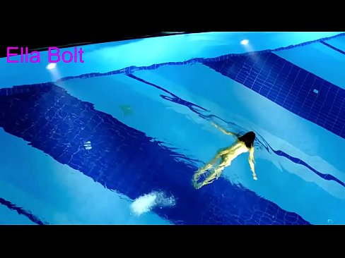❤️ Non podo deixar de mirar, unha moza loira que é sorprendida nadando espida na piscina do resort ELLA BOLT Porno ruso na pornografía gl.hentai-id-tv.ru